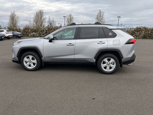 Used 2021 Toyota RAV4 XLE w/ Convenience Package image 4
