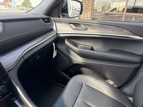 New 2025 Jeep Grand Cherokee L Limited w/ Black Appearance Package image 32