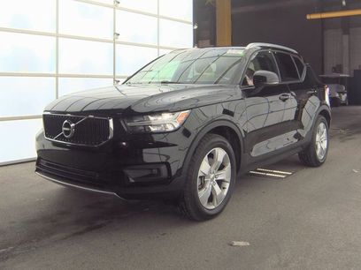 Used 2022 Volvo XC40 T5 Momentum