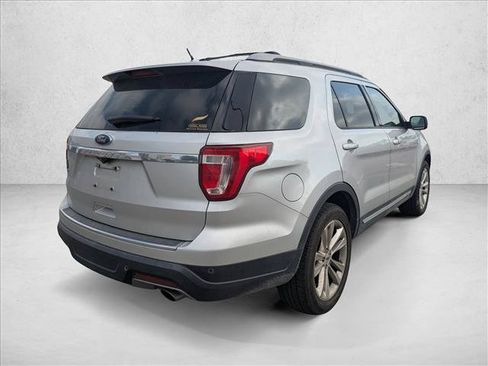 Used 2018 Ford Explorer XLT w/ Equipment Group 202A FWD image 5