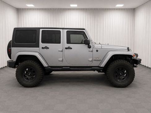 Used 2014 Jeep Wrangler Unlimited Sahara w/ Connectivity Group AWD/4WD image 2