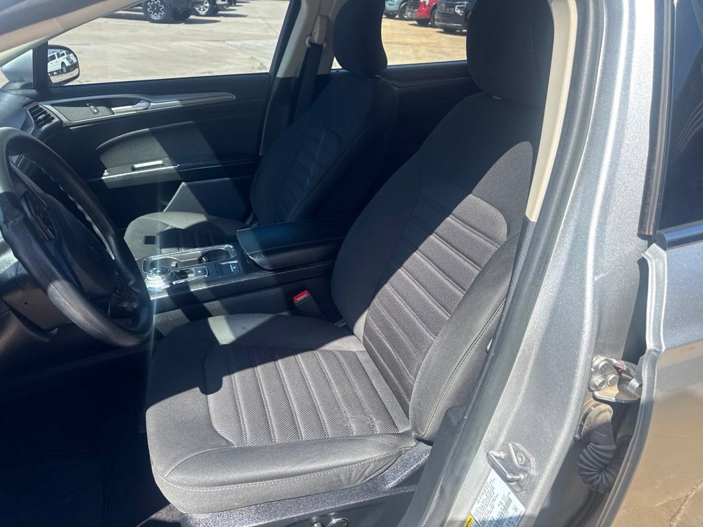 Used 2019 Ford Fusion SE FWD image 7