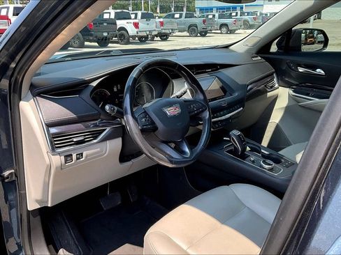 Used 2019 Cadillac XT4 Luxury w/ Cold Weather Package FWD image 8
