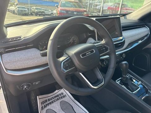 Used 2023 Jeep Compass Latitude AWD/4WD image 6