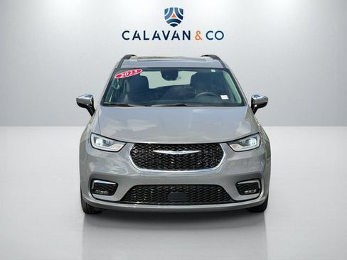 Used 2023 Chrysler Pacifica Limited FWD image 2