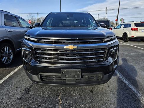 Used 2025 Chevrolet Traverse LT image 2