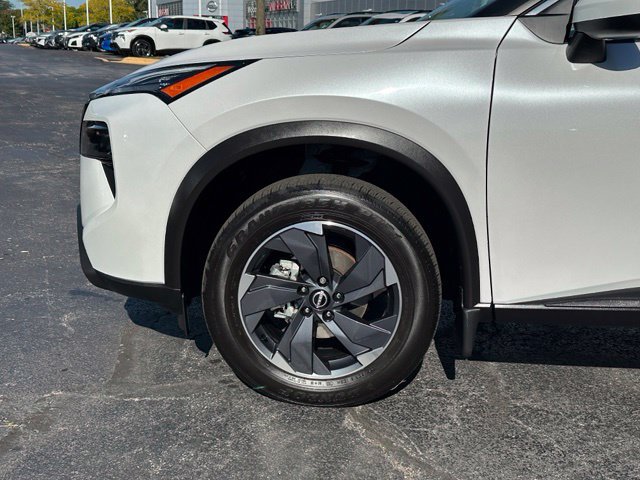 Certified 2025 Nissan Rogue SV AWD/4WD image 6