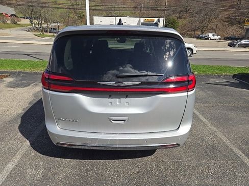 Used 2024 Chrysler Pacifica Touring-L image 11