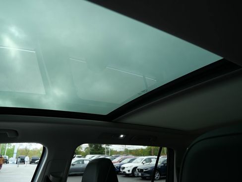 Used 2021 Volkswagen Tiguan SE w/ Panoramic Sunroof Package AWD/4WD image 12