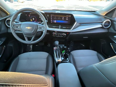 Used 2024 Chevrolet Trax LT image 15