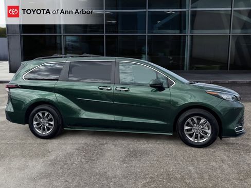 Used 2023 Toyota Sienna XLE w/ XLE Plus Package image 13