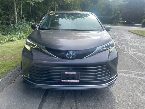 Used 2024 Toyota Sienna Platinum AWD/4WD image 3