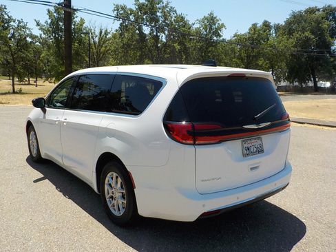 Used 2024 Chrysler Pacifica Touring-L image 8