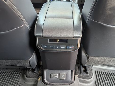 Used 2023 Toyota Highlander Limited AWD/4WD image 8