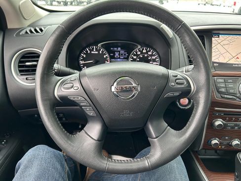 Used 2017 Nissan Pathfinder Platinum image 10