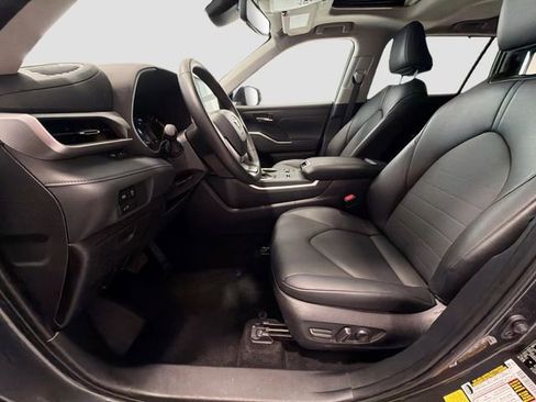 Certified 2025 Toyota Highlander XLE FWD image 19