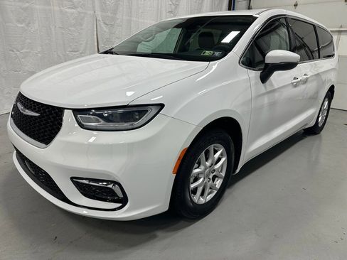 Used 2023 Chrysler Pacifica Touring-L image 3