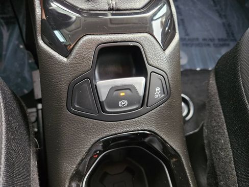 Used 2017 Jeep Renegade Altitude AWD/4WD image 31