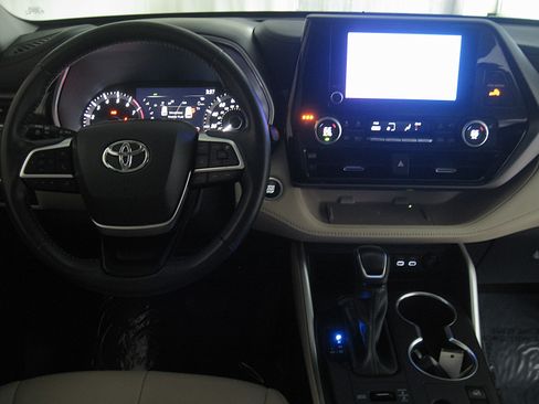 Used 2024 Toyota Highlander XLE image 2
