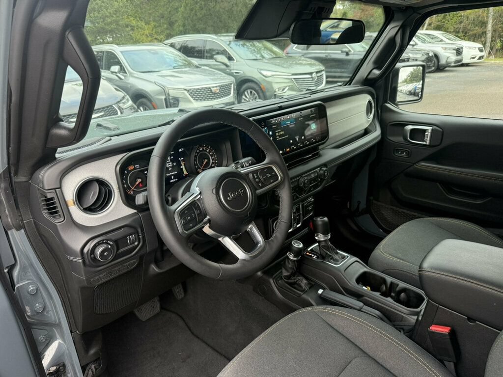 Used 2026 Jeep Wrangler Unlimited Sahara AWD/4WD image 3