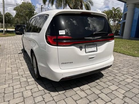 Used 2024 Chrysler Pacifica Touring FWD image 35