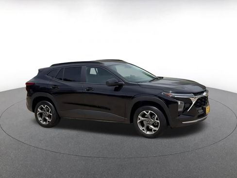 Used 2025 Chevrolet Trax LT w/ LT Convenience Package FWD image 2