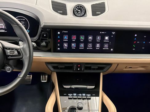 Used 2024 Porsche Cayenne S image 23