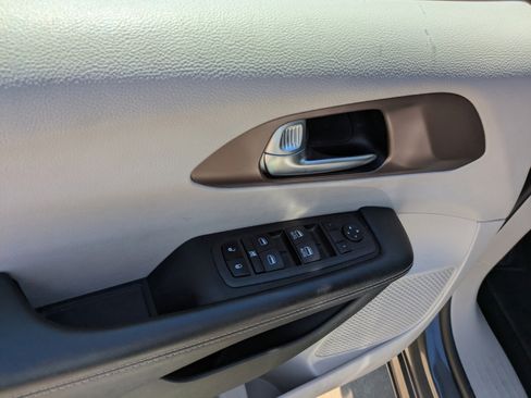 Used 2022 Chrysler Voyager LX image 13