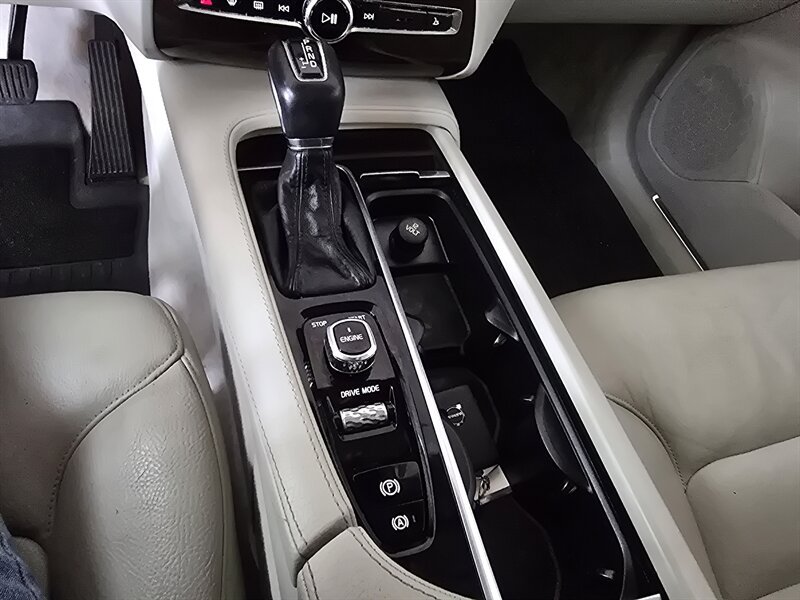 Used 2016 Volvo XC90 T6 Momentum w/ Momentum Plus Package AWD/4WD image 23