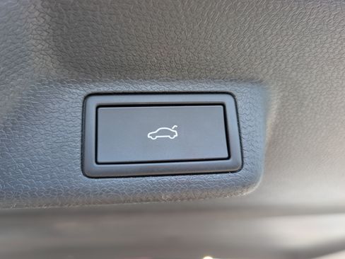 Used 2025 Volkswagen ID. Buzz Pro S Plus RWD image 15