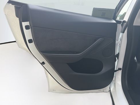 Used 2023 Tesla Model Y Long Range AWD/4WD image 24