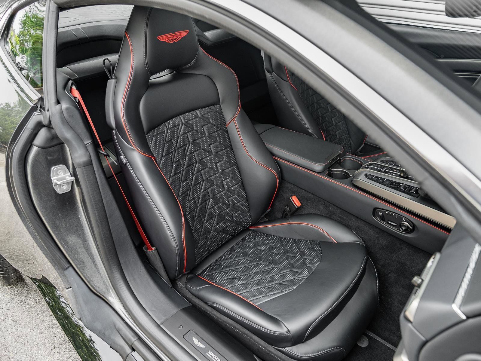 Used 2025 Aston Martin Vanquish RWD image 4