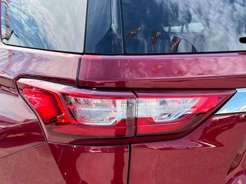 Used 2021 Chevrolet Traverse LT AWD/4WD image 12