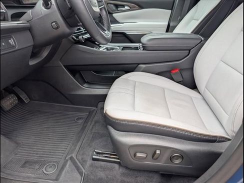 Used 2025 Chevrolet Traverse High Country FWD image 12