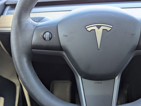 Used 2021 Tesla Model Y Long Range image 19