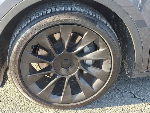 Used 2022 Tesla Model Y Long Range image 8