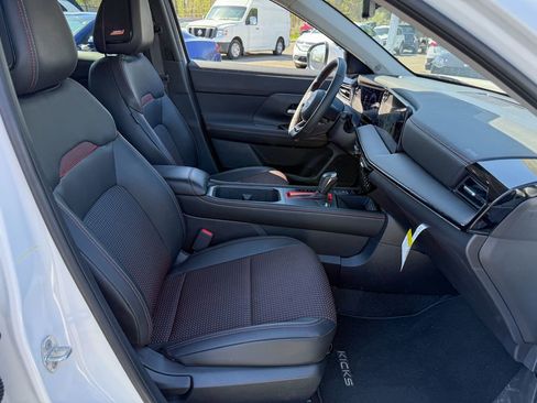Used 2025 Nissan Kicks SR w/ SR Premium Package image 11