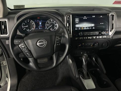 Used 2025 Nissan Frontier SV image 15