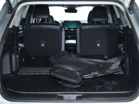 Used 2024 Toyota Highlander XLE AWD/4WD image 30