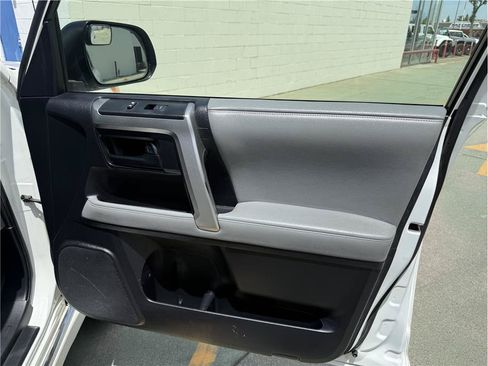 Used 2013 Toyota 4Runner SR5 w/ Convenience Pkg AWD/4WD image 18