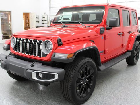 Used 2025 Jeep Wrangler Unlimited Sahara AWD/4WD image 3