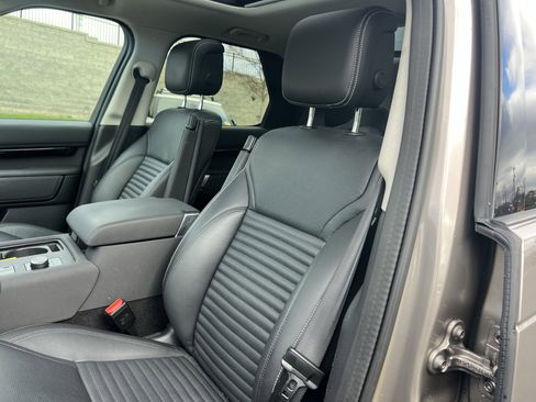 Certified 2024 Land Rover Discovery S image 15