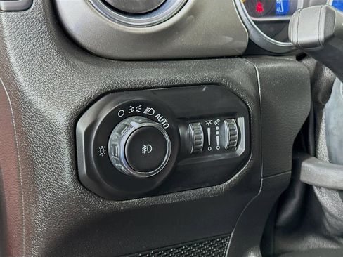 Used 2020 Jeep Wrangler Unlimited Sahara image 28