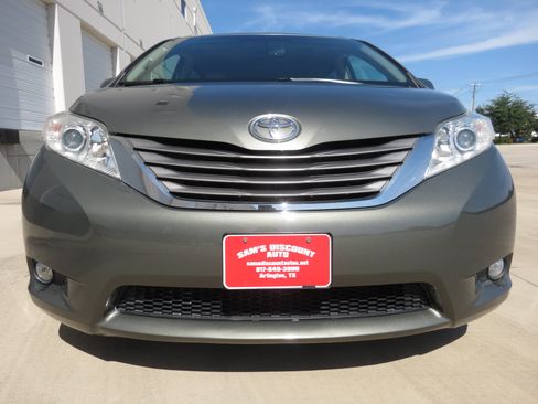 Used 2011 Toyota Sienna XLE w/ XLE Navigation Pkg FWD image 5