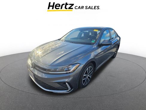 Used 2025 Volkswagen Jetta SE image 3