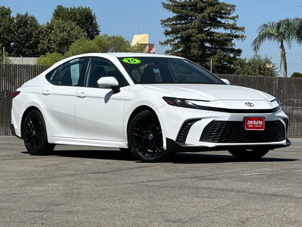 Used 2025 Toyota Camry SE FWD image 1