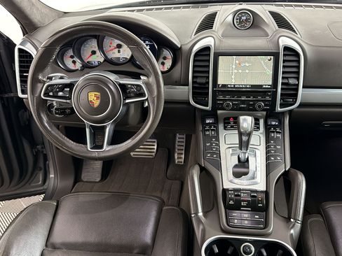 Used 2016 Porsche Cayenne Turbo AWD/4WD image 28