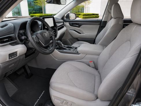 Used 2024 Toyota Highlander LE FWD image 12