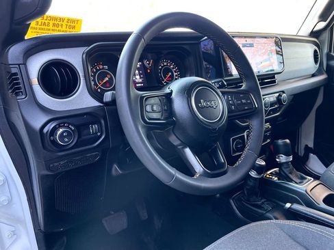 Used 2025 Jeep Gladiator Sport AWD/4WD image 9