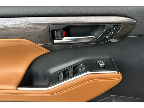 New 2026 Toyota Highlander Platinum AWD/4WD image 11